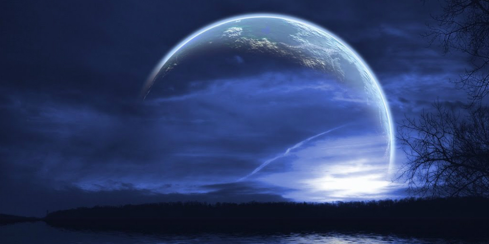 Gambar bulan purnama melambangkan keagungan malam Lailatul Qadar di bulan Ramadhan.