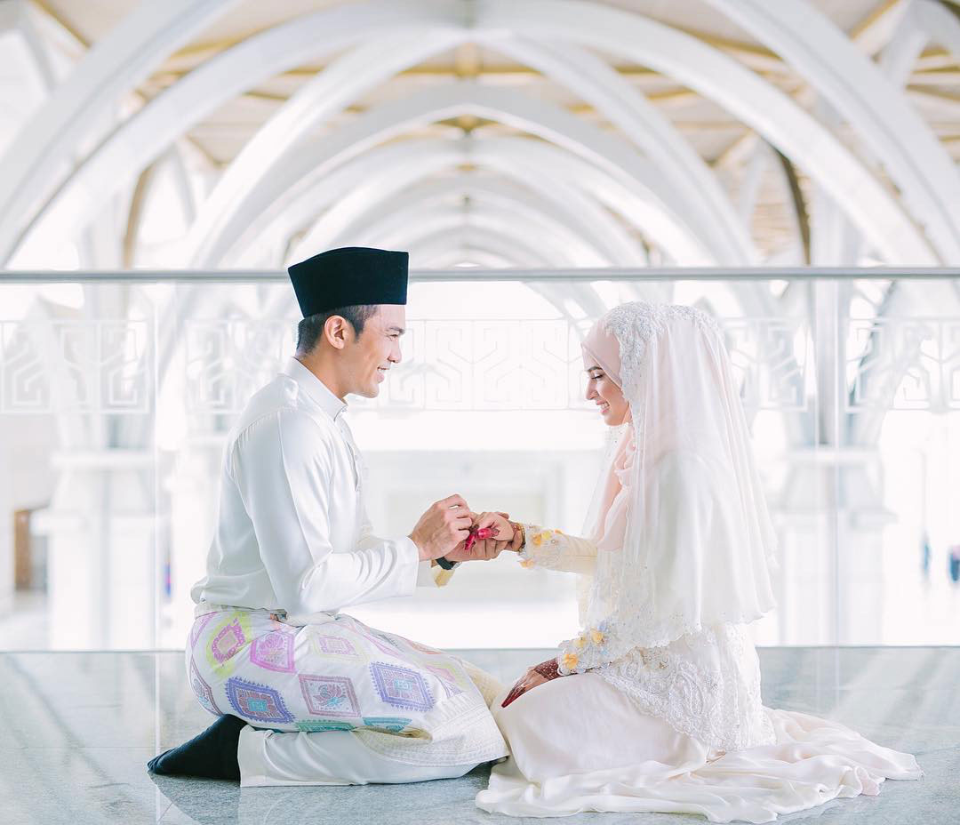 Gambar sepasang suami isteri dan ibu bapa menggambarkan tanggungjawab anak perempuan selepas berkahwin.