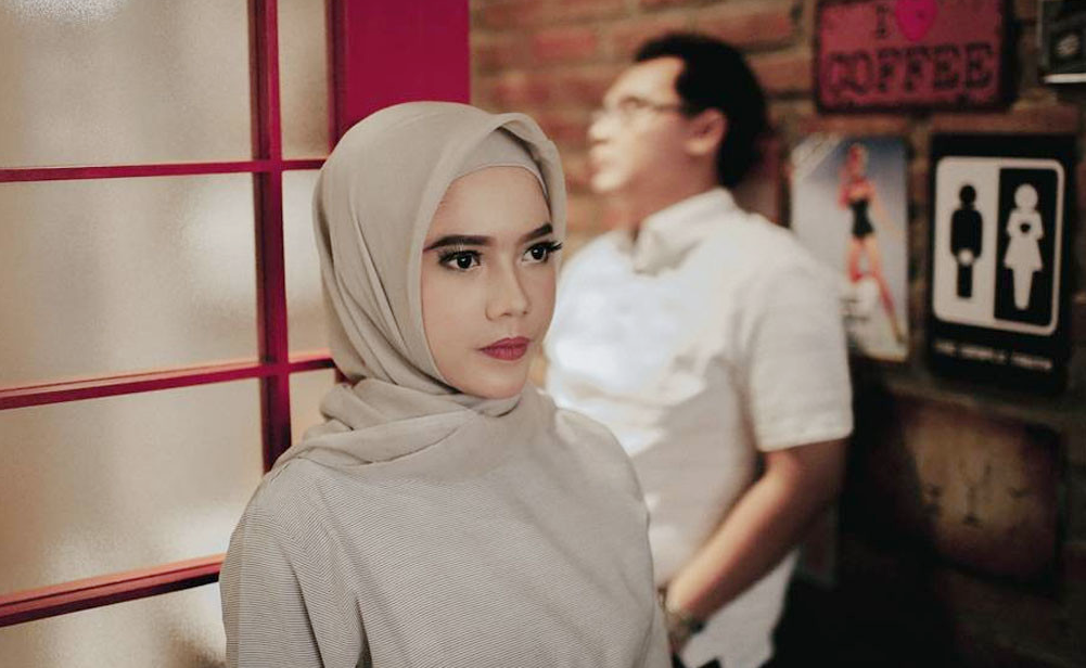 Gambar pasangan suami isteri yang menghadapi masalah hubungan akibat kehilangan rasa hormat.