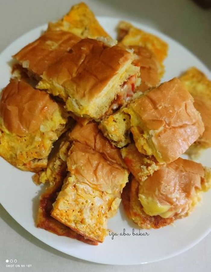 Roti John cheese leleh dengan jumlah inti lebih