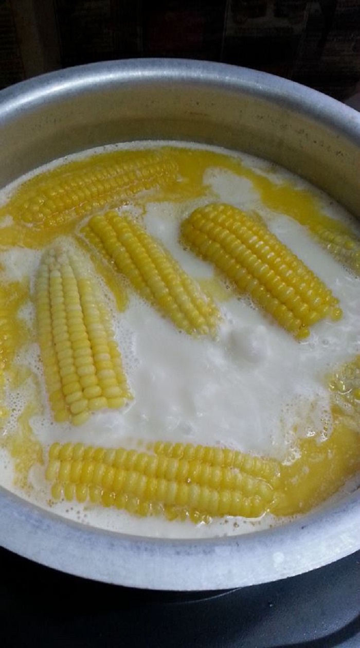 Mangkuk berisi jagung manis susu berkrim yang nampak lemak dan menyelerakan.
