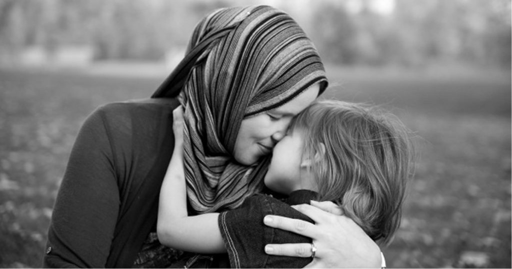 Ibu peluk anak yang sedih untuk memahami emosinya