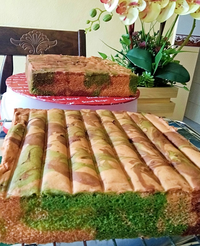 Kek Marble dengan corak marmar coklat dan vanila