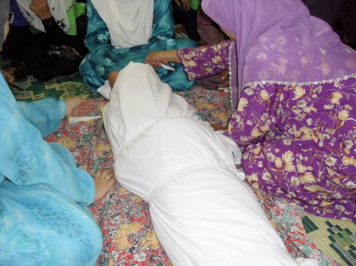 mengkafankan jenazah