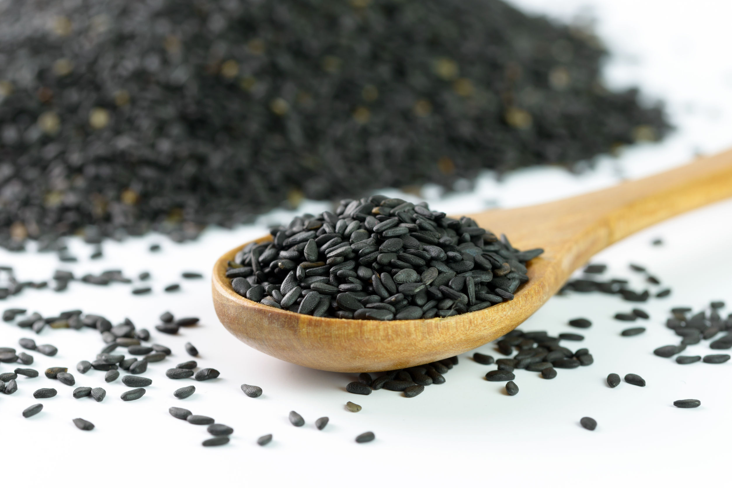 Sebiji sudu berisi rempah habbatus sauda atau jintan hitam berwarna hitam.
