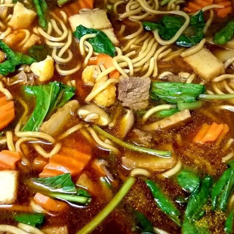 Sepinggan mee hailam dengan kuah pekat, mee kuning, daging, dan sayur kailan.