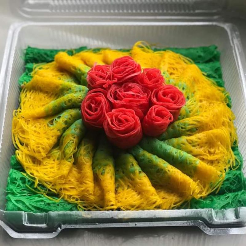 Imej roti jala jelita berwarna-warni yang dibentuk cantik seperti bunga.