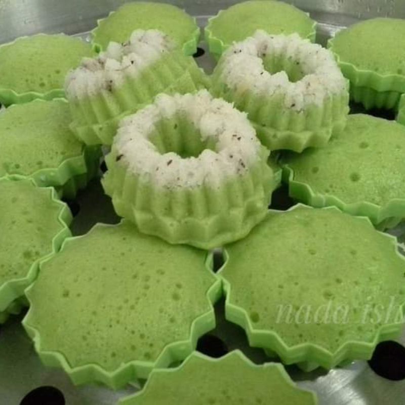 Pelbagai jenis kuih puteri ayu yang lembut dan gebu dalam acuan kecil.