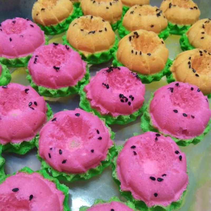 Kuih puteri ayu rasa tembikai berwarna merah