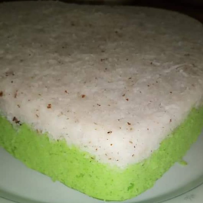 Kuih puteri ayu dibakar menggunakan loyang