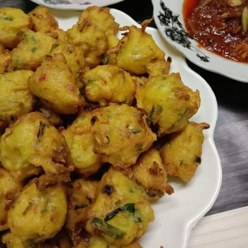 Cucur ikan bilis yang rangup sesuai dimakan dengan nasi