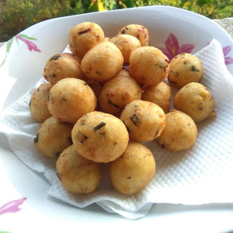 Cucur ikan bilis berbentuk bulat yang telah digoreng sehingga rangup