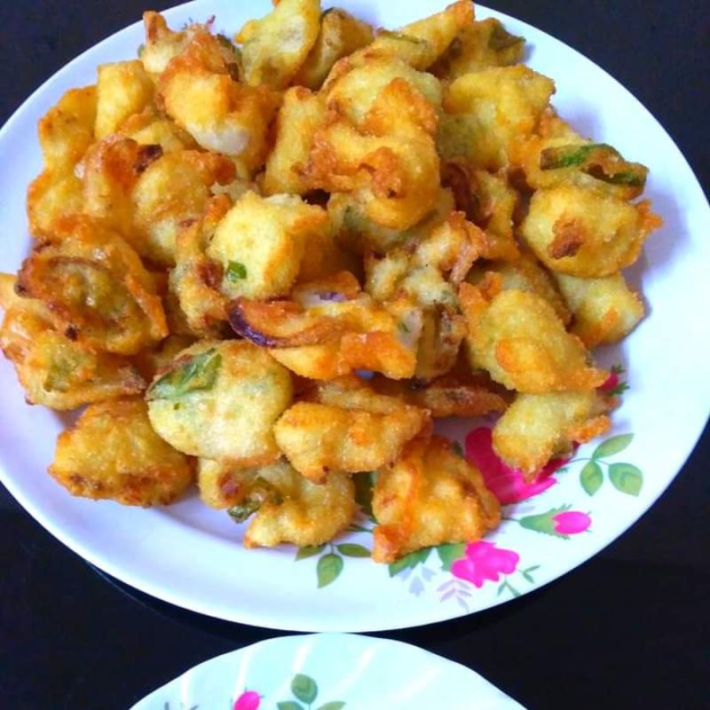 Cucur ikan bilis dengan hirisan bawang yang rangup