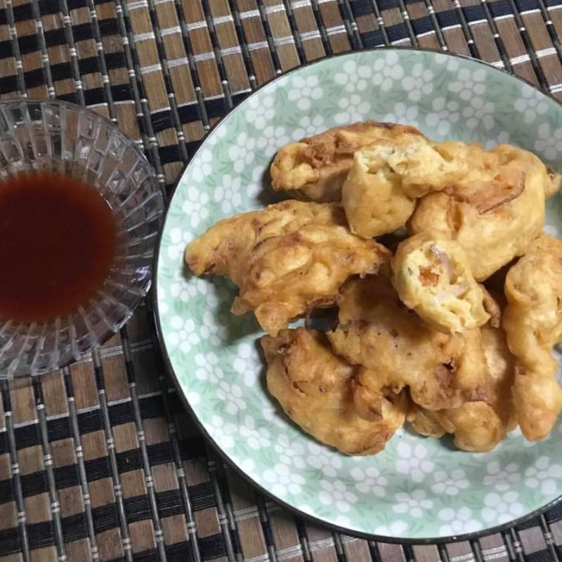 Cucur ikan bilis pedas dengan cili