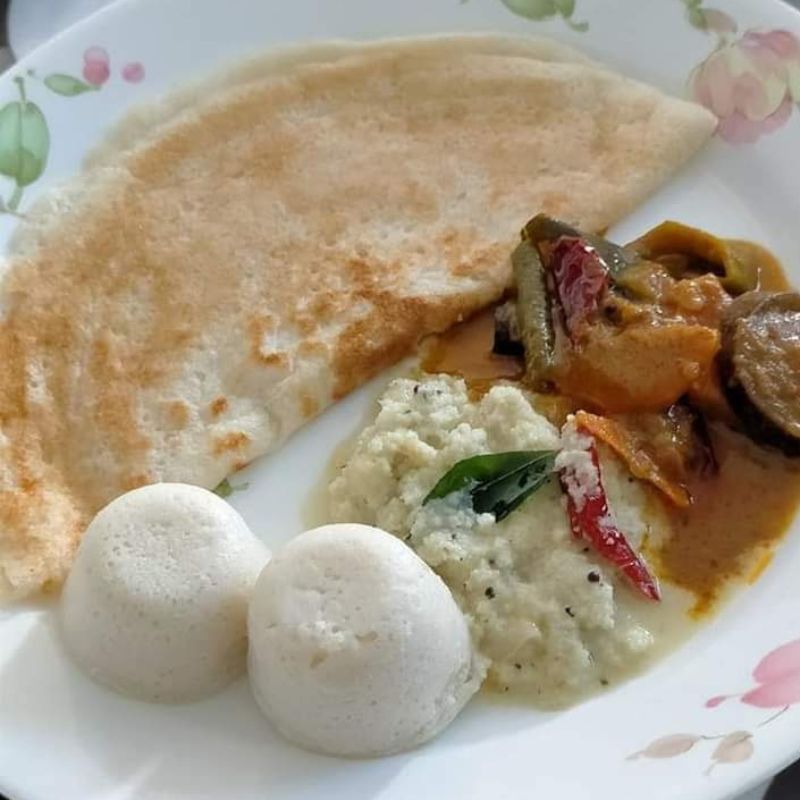 Koleksi pelbagai jenis makanan tradisional India seperti tosei dan kuih vadey yang sedap dan rangup.