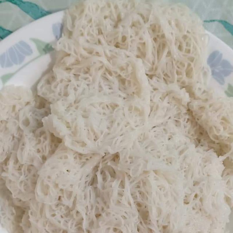 Putu mayam dengan kelapa parut dan gula merah