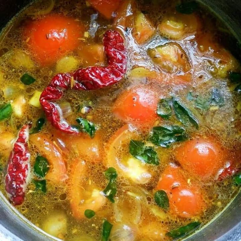 Sup rasam pedas tradisional India