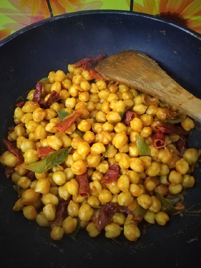 Sebotol kacang kuda berempah yang telah siap dimasak dengan salutan rempah kari.