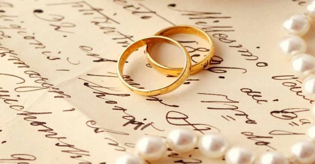 Sepasang pengantin baru dalam gaun dan lengkap persandingan Melayu