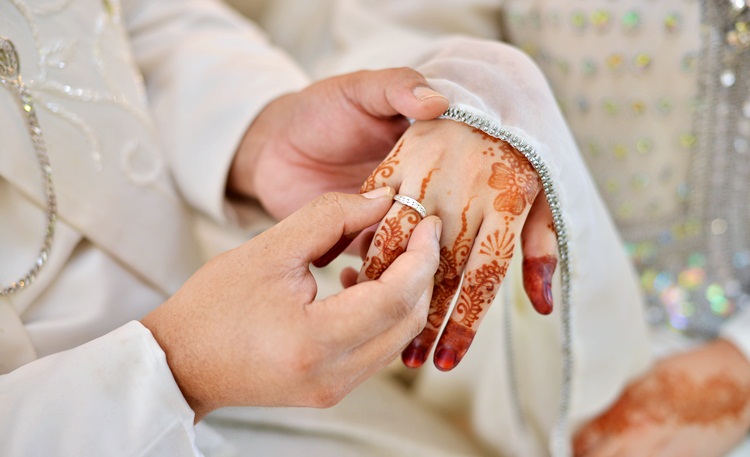 Gambar pasangan pengantin muslim Berkorbanan Isteri