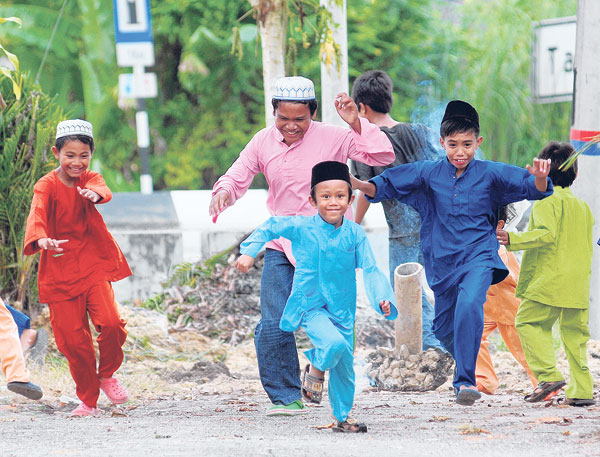 Kanak-kanak sedang bermain riang gembira di luar rumah