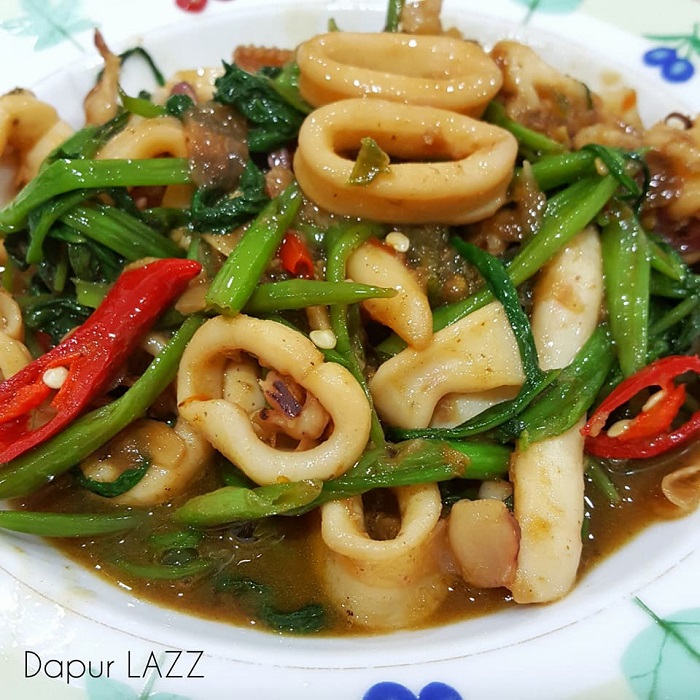 Sepinggan hidangan kangkung goreng belacan dengan sotong yang sedap dan merangsang selera