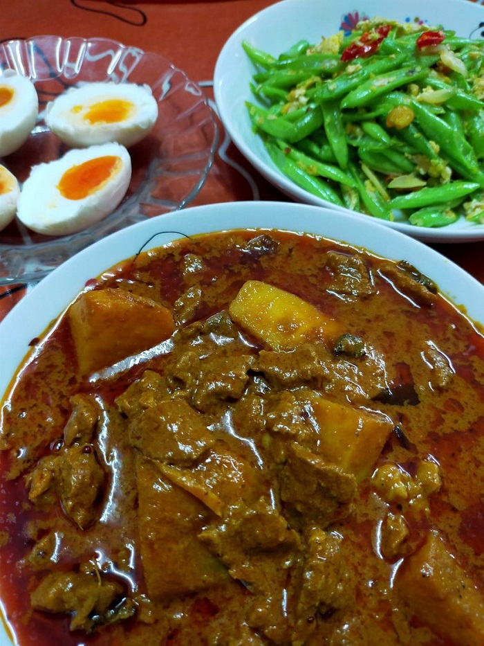 Kari daging tanpa santan dengan kuah pekat