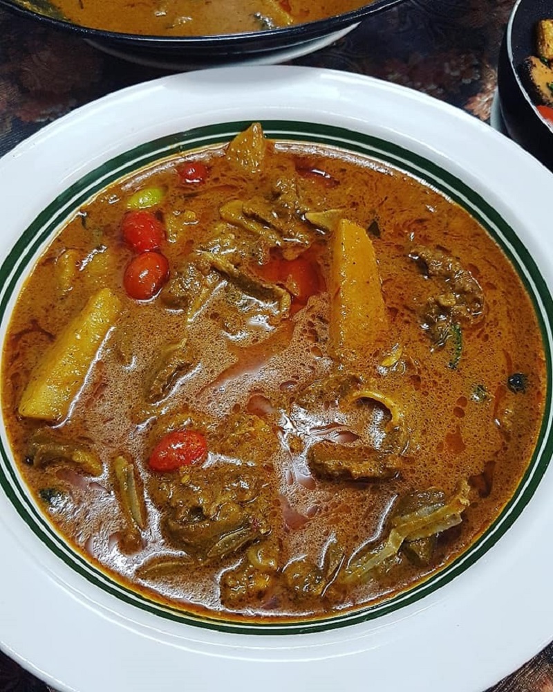 Hidangan kari kambing berkuah pekat dengan daging dan ubi kentang yang sedap