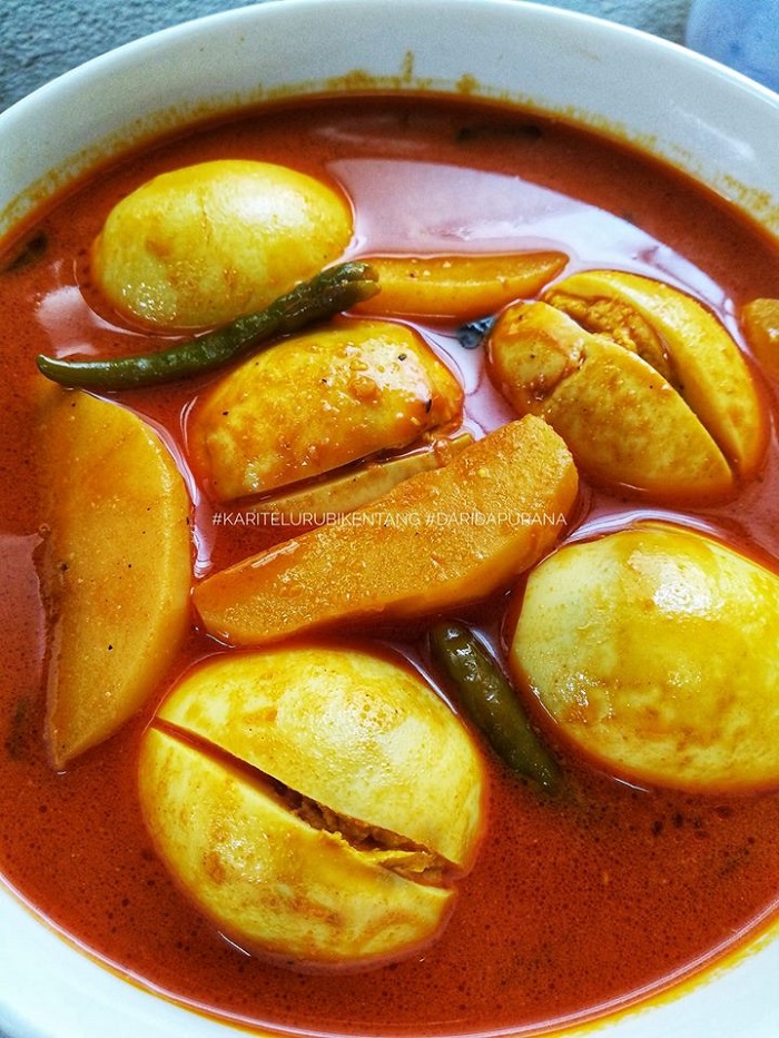 Sepinggan kari telur bersama ubi kentang yang dipuat dalam mangkuk.