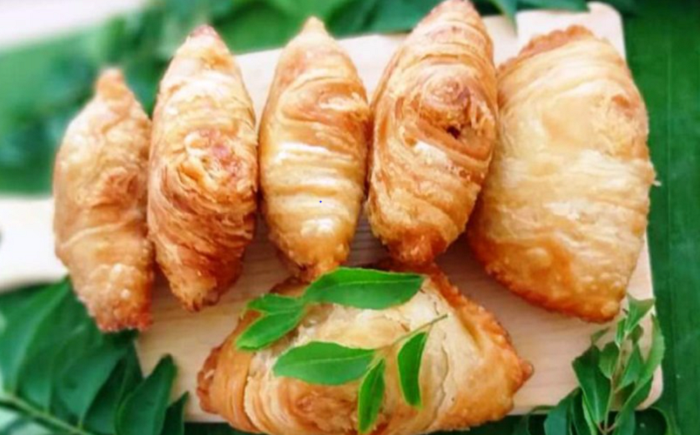 Empat keping karipap kentang yang digoreng sehingga rangup