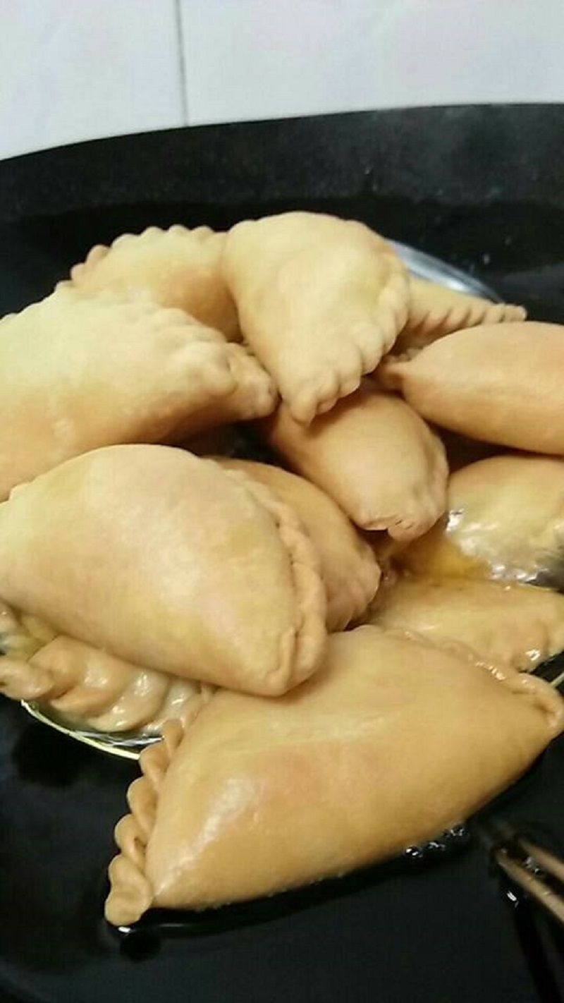 Karipap sardin yang digoreng sehingga rangup dengan inti yang penuh