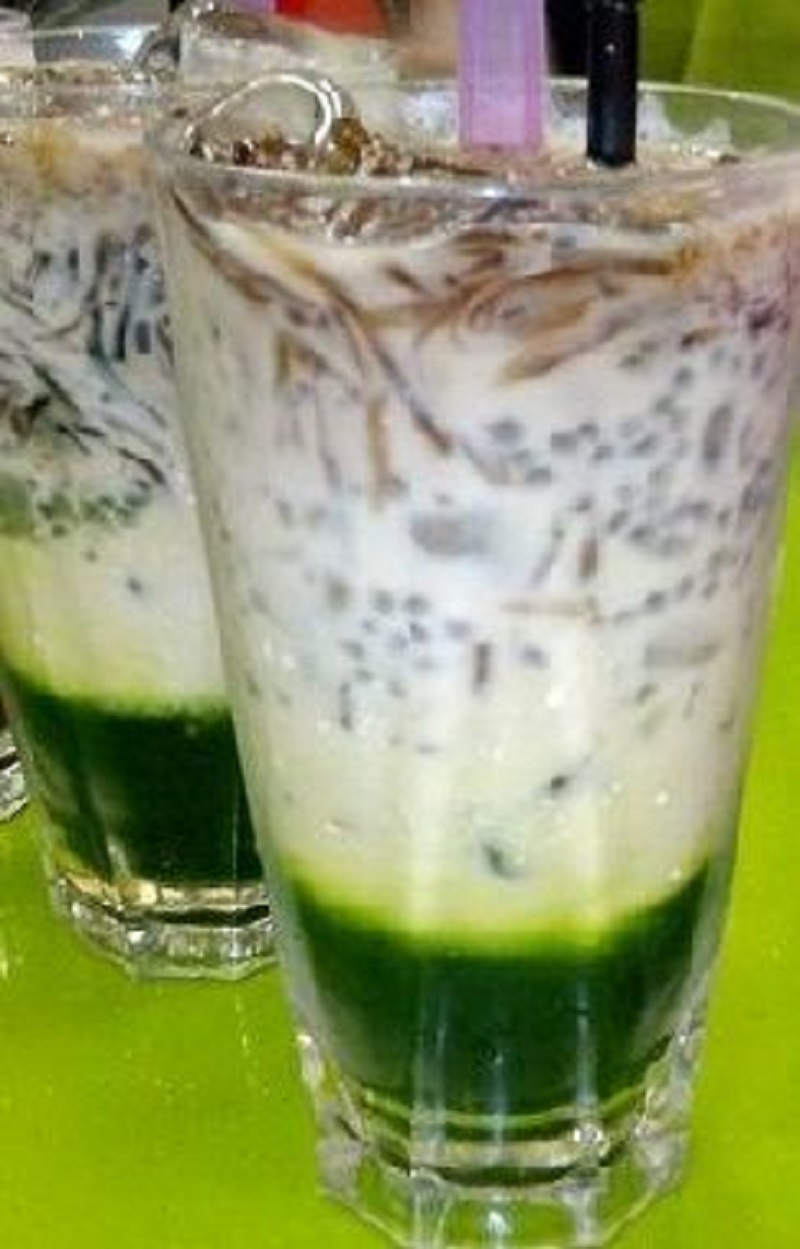 Segelas Air Kathira sejuk dengan biji kathira, kembang semangkuk dan selasih.