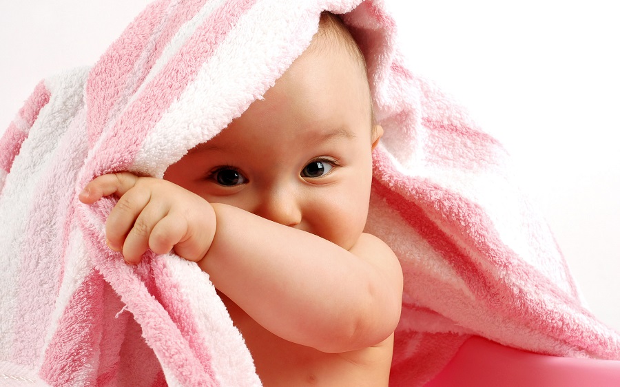 Gambar bayi kecil sedang menyusu dengan ibunya melambangkan kebaikan susu ibu.