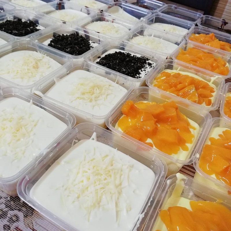 Kek cheese leleh dengan topping cream cheese yang leleh di atas kek yang lembut.