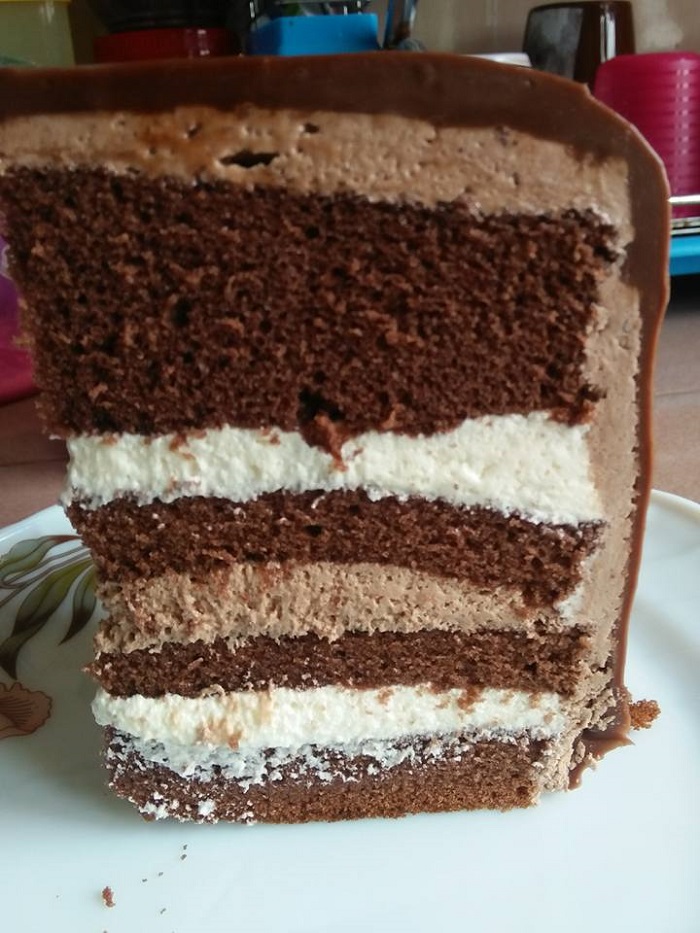 Kek coklat indulgence dengan lapisan coklat ganache di atas kek.