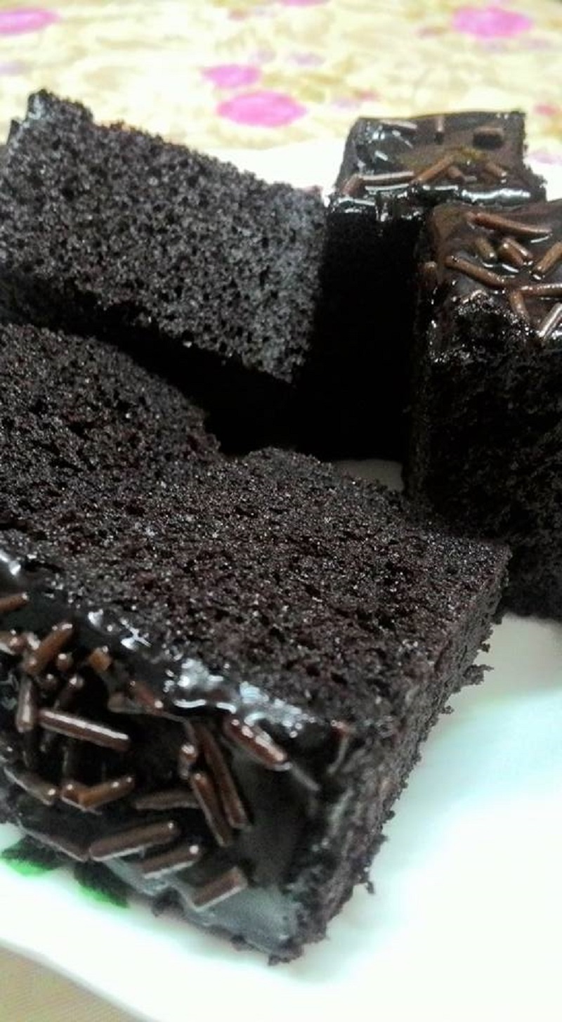 Gambar potongan kek coklat kukus yang lembap dan lazat