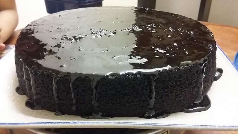 Kek coklat kukus lembut yang gebu dalam loyang bulat