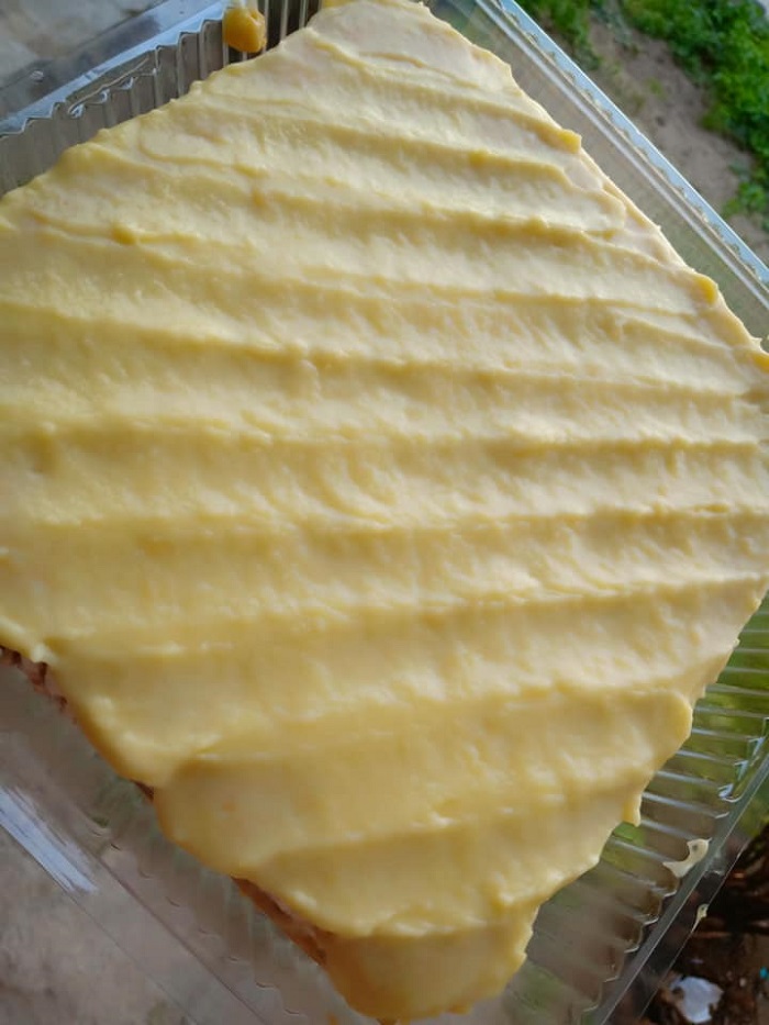 Kek durian berkrim yang wangi dan lazat di atas pinggan.