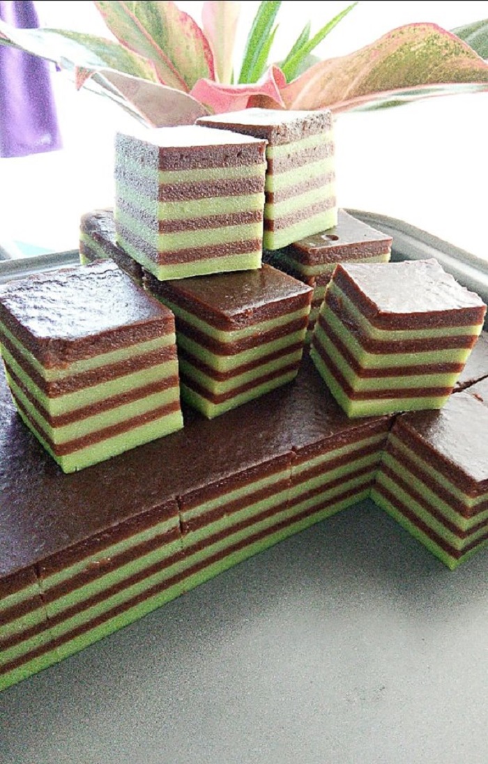 Kek Lapis Kukus berlapis berwarna-warni