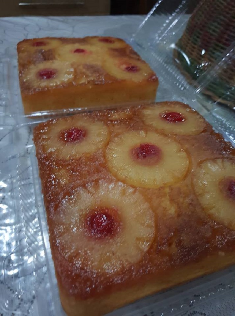 Gambar kek nenas terbalik yang telah siap dibakar dengan susunan nenas dan ceri di atas.