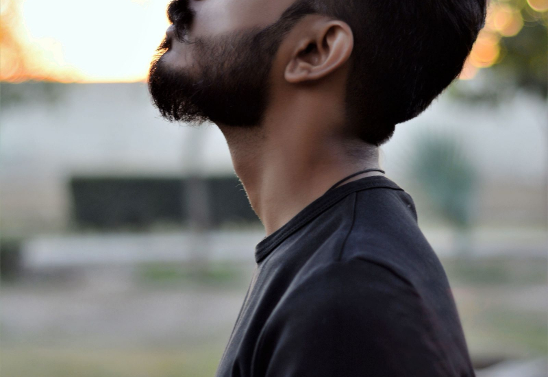 Gambar pasangan suami isteri sedang duduk berbincang untuk selesaikan masalah ego lelaki.