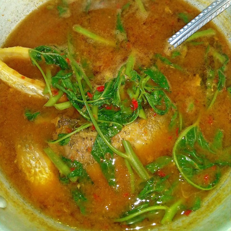 Sepinggan hidangan Kengsom ikan siakam dengan kuah asam pedas dan sayur kangkung.