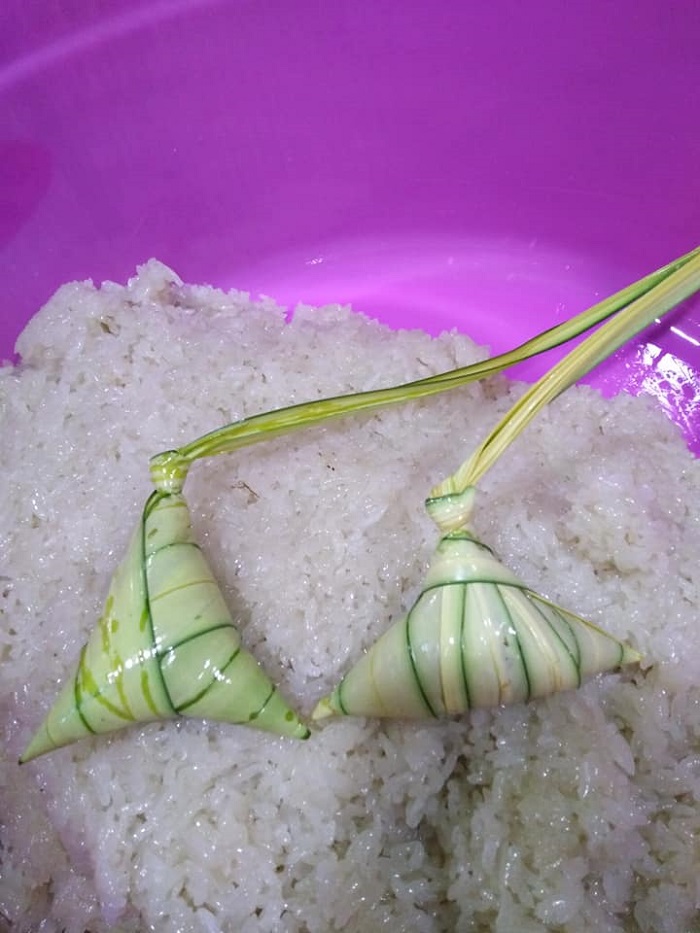 Ketupat palas dengan taburan serunding daging
