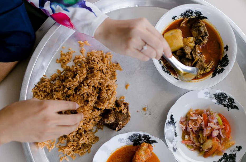 Gambar majlis perkahwinan atau jamuan kenduri kahwin untuk menggambarkan hukum memenuhi undangan walimah.