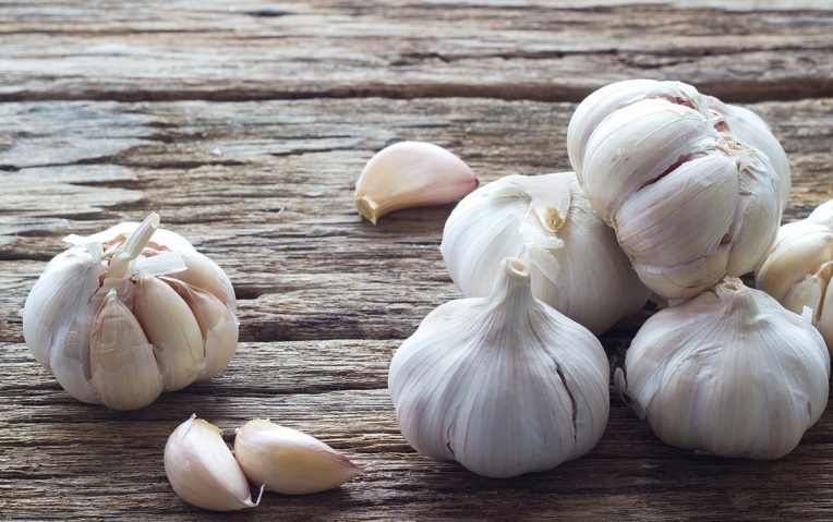 Umbi bawang putih sebagai halau belalang