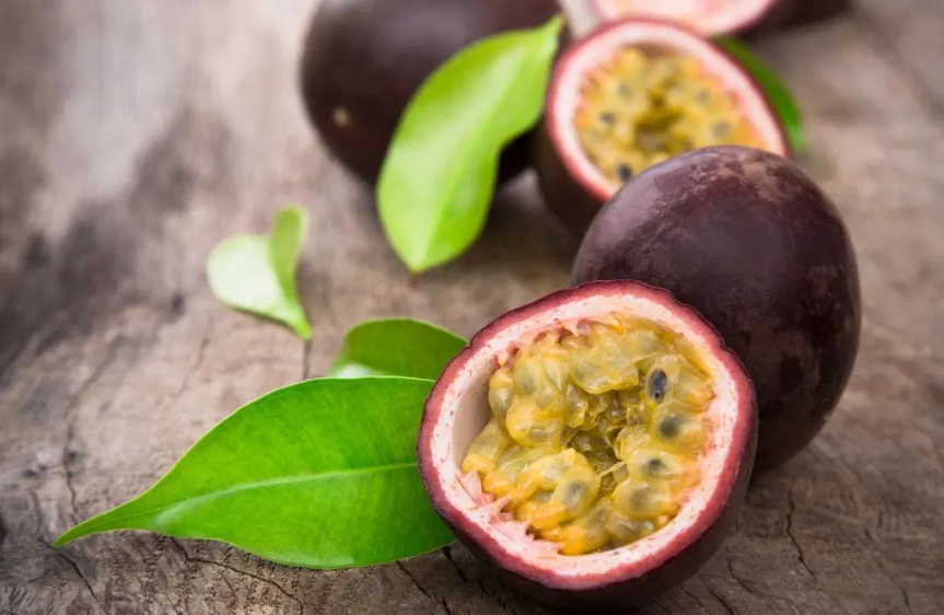 Gambar buah markisa yang telah dipotong menunjukkan isi serta bijinya yang penuh khasiat.