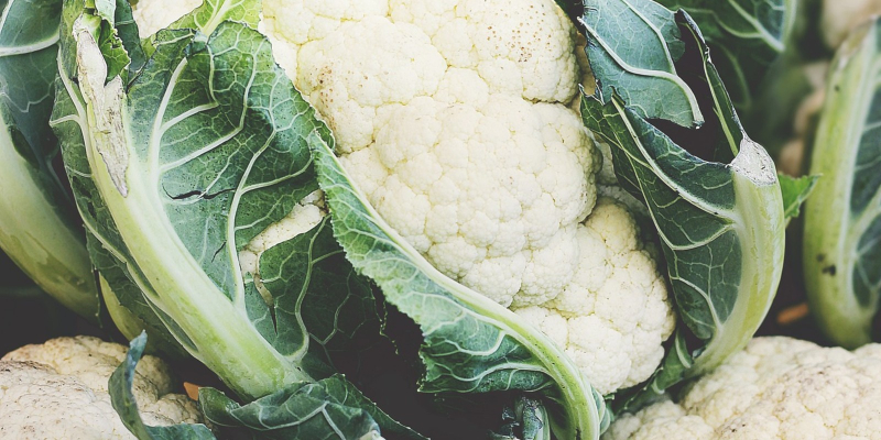 Bunga kubis atau cauliflower segar dalam bakul bersama sayuran hijau
