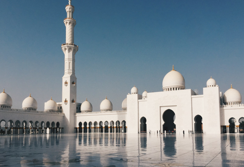 Gambar seorang lelaki muslim sedang melaksanakan solat dengan khusyuk.