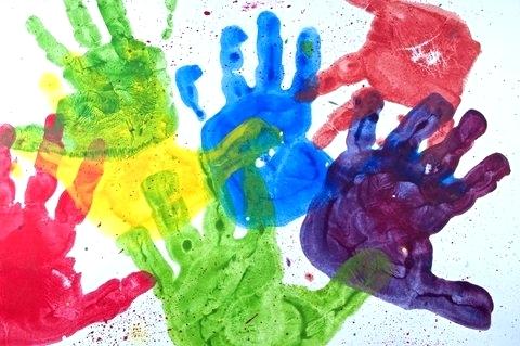 Kanak-kanak sedang melukis dan membuat aktiviti seni kraf kreatif di dalam bilik darjah.