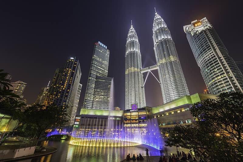 Pemandangan malam bangunan pencakar langit KLCC di Kuala Lumpur